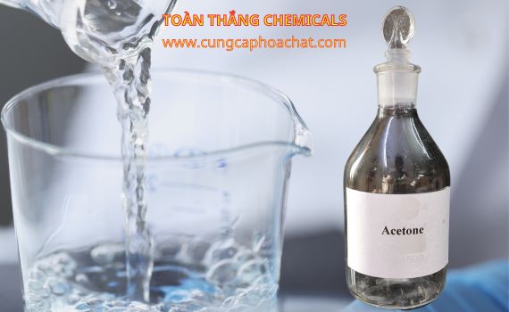 acetone ở dạng lỏng, trong suốt