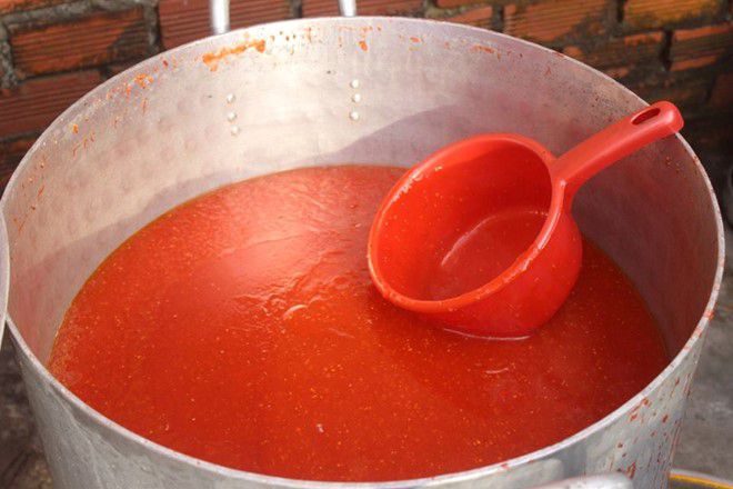 Sa tế được chủ cơ sở pha chế từ nhiều loại h&oacute;a chất. Ảnh: P.S.