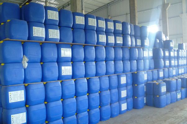 Một góc hóa chất tẩy rửa trong kho của công ty Linh Đan