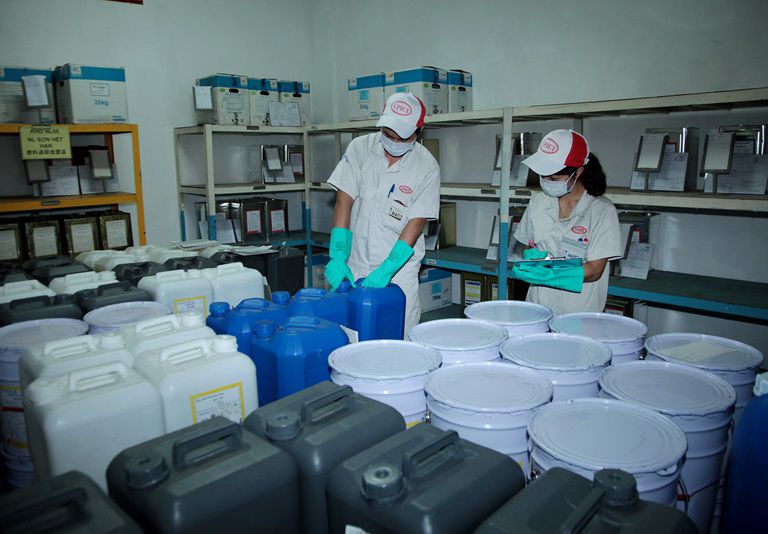 Kỹ sư Linh Đan đang kiểm tra hóa chất trước khi nhập vào kho